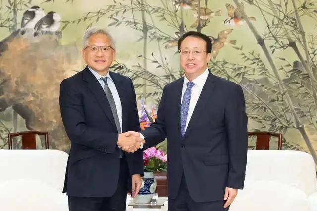 台德聯手模仿綠藻趨光反應！陽明交大創新「聽光指令」奈米技術
